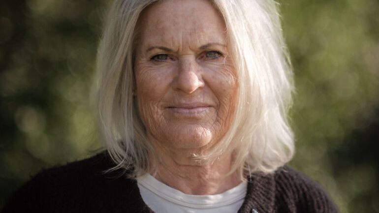 Kvinne med kort blondt hår